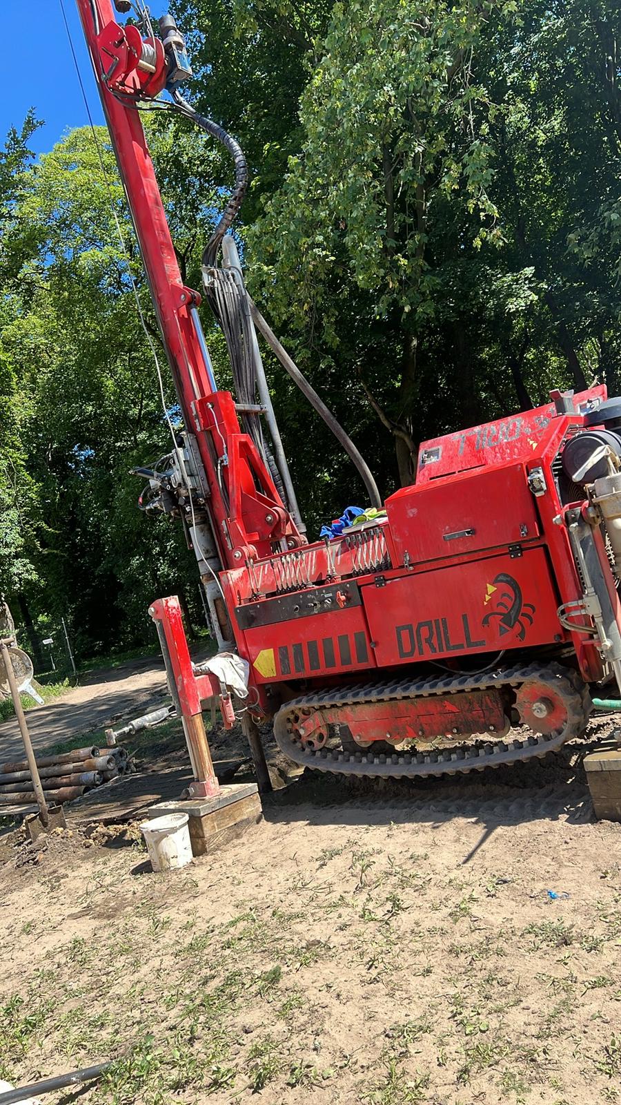 Wiertnica gąsienicowa DRILL w trakcie pracy